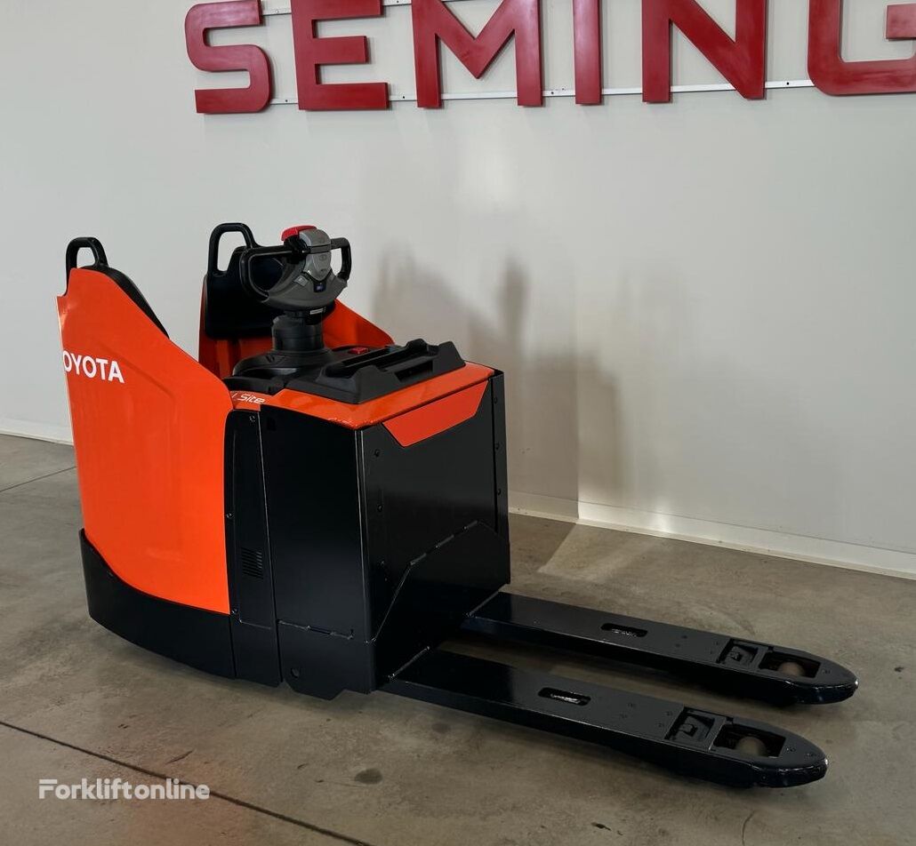 Toyota 10545- LPE200 electric pallet truck