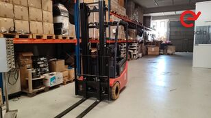 carretilla elevadora Toyota con cargador three-wheel forklift