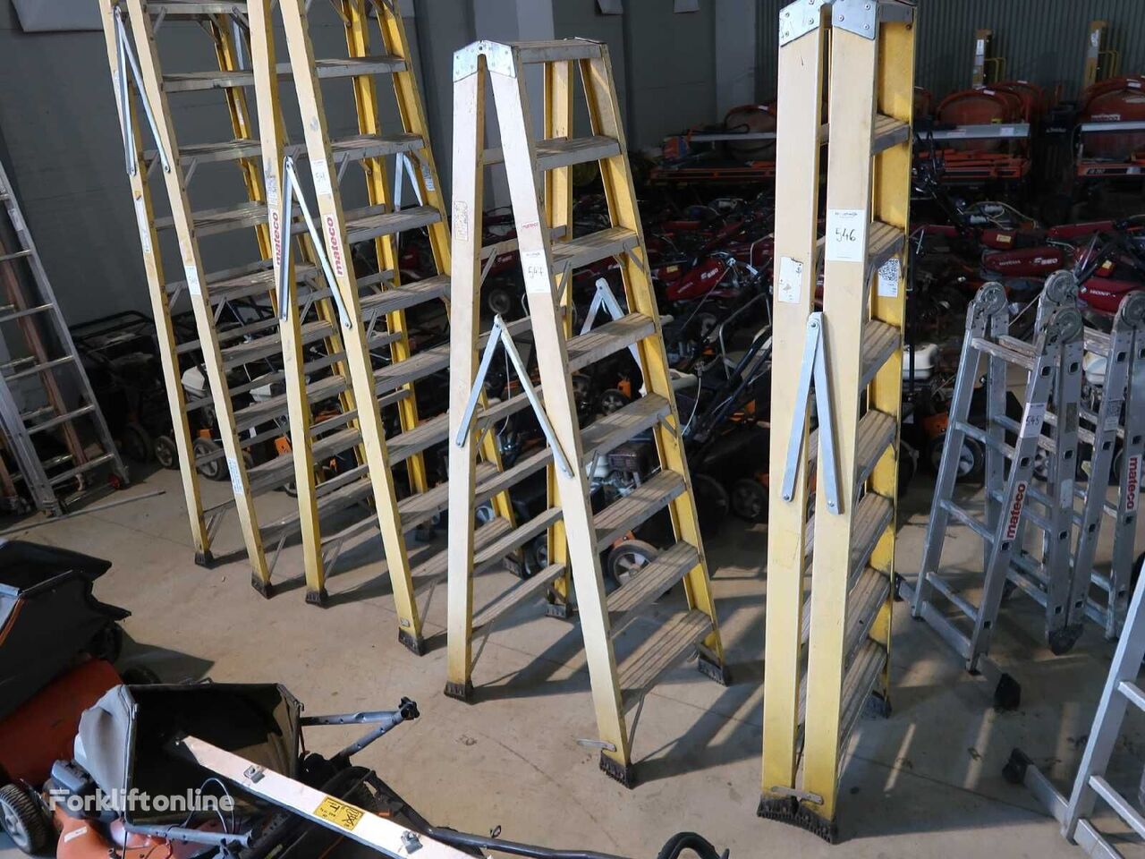 V6 - Fiberglass ladder - 2018 warehouse ladder