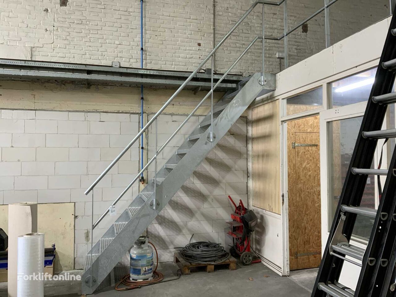 Vaste trap warehouse ladder